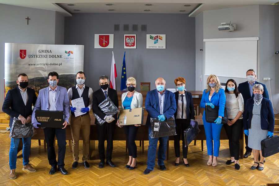 35 laptopów za 104 755,00 zł trafiło do uczniów